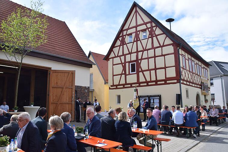 Das sanierte historische Rathaus von 1537 in Euerbach samt neuem Nachbargebäude wurde feierlich eröffnet.
